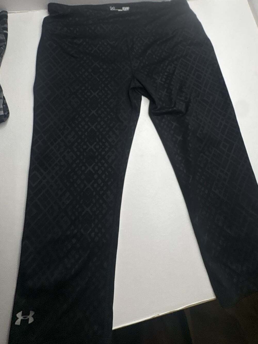 Under Armour HeatGear Fitted Black Geometric Print Capri Leggings Size Small